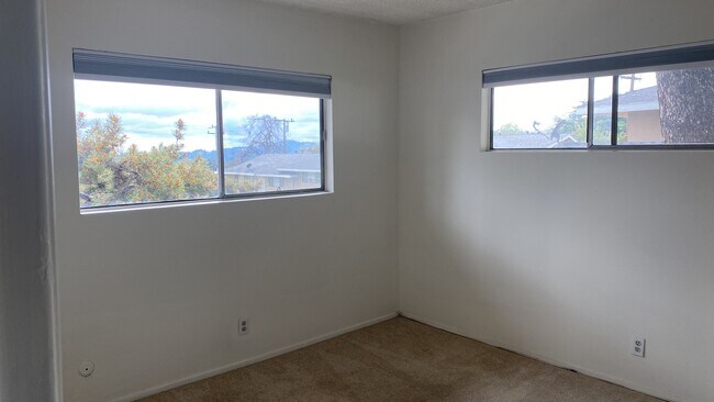 Building Photo - 770 E Mariposa St