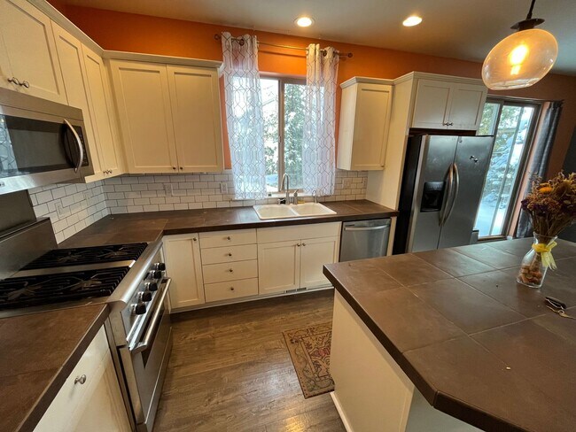 Building Photo - Quiet 3 Bed/2.5 Bath Home With Fenced Back...