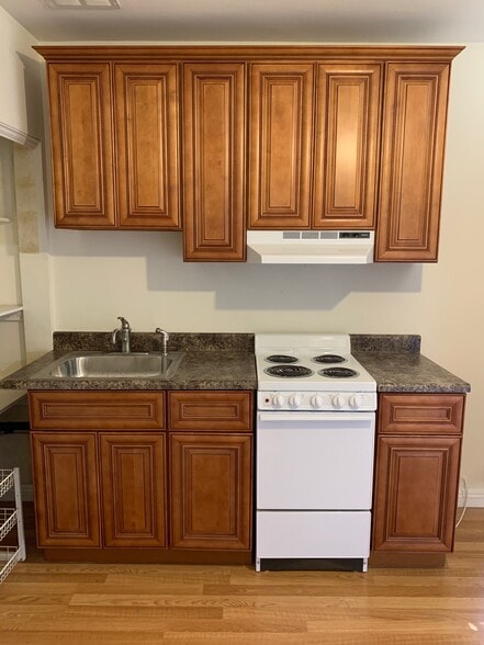 Building Photo - 1909 N Hollywood Way