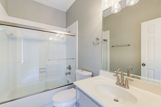 Building Photo - Spacious Montrose Townhome with Natural Li...