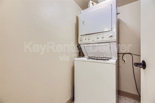 Building Photo - 9727 E Peakview Ave