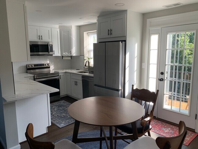 Building Photo - 2 Bed, 1 Bath Condo