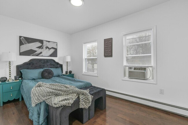 Building Photo - 196 2nd St