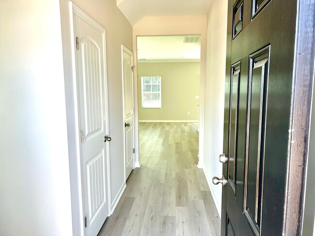 Building Photo - 704 Rill Dr