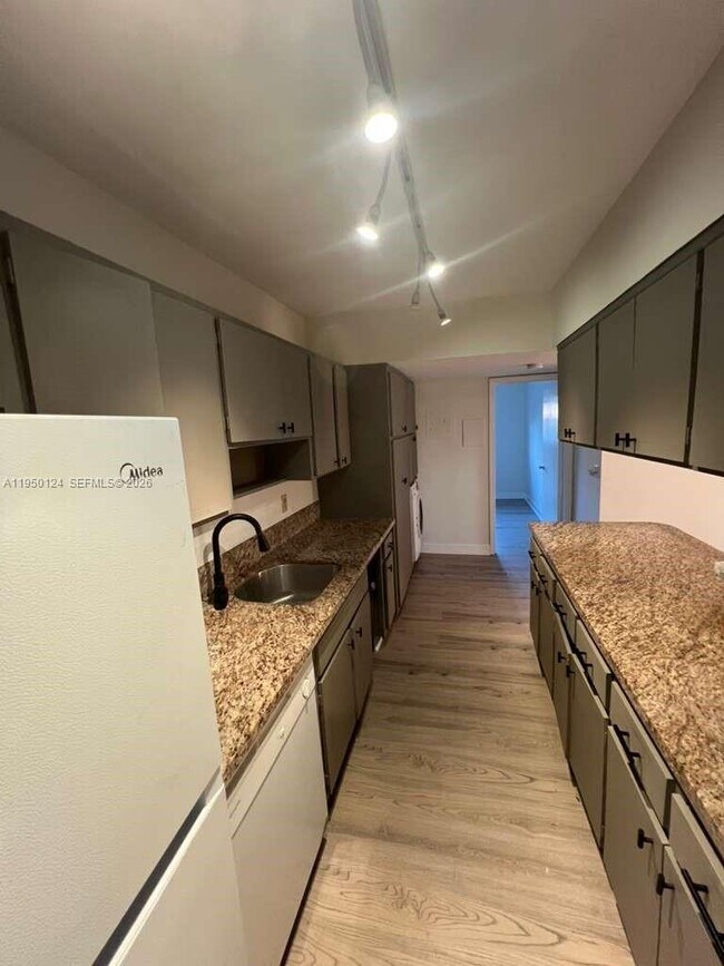 Building Photo - 1100 NE 9th Ave