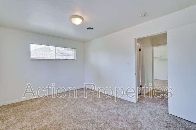Building Photo - 306 N Clark Ave