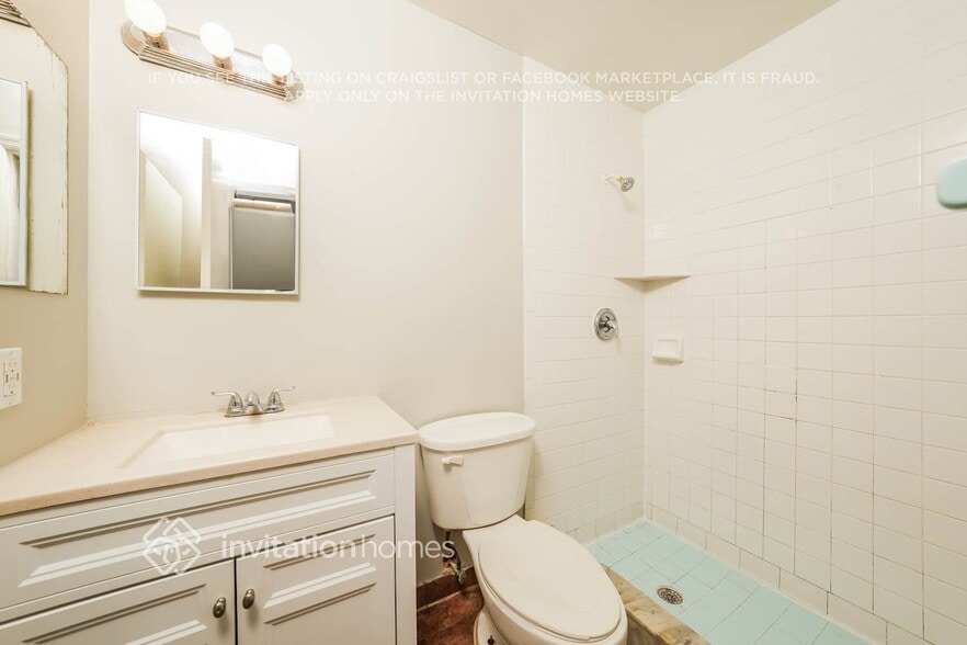 Building Photo - 9014 Fashion Pl