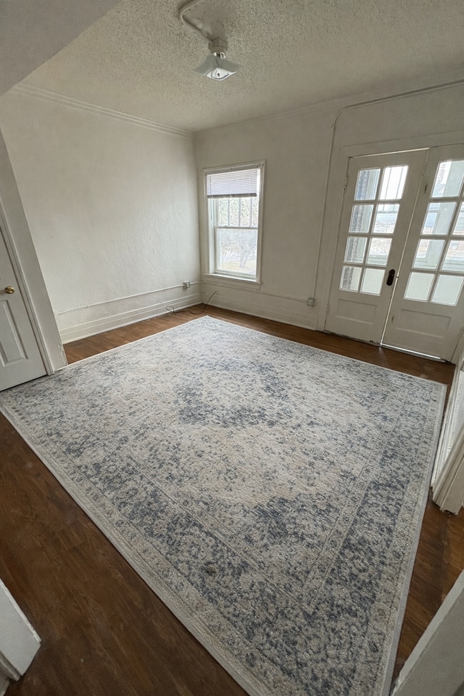 Building Photo - 608 Wellington St