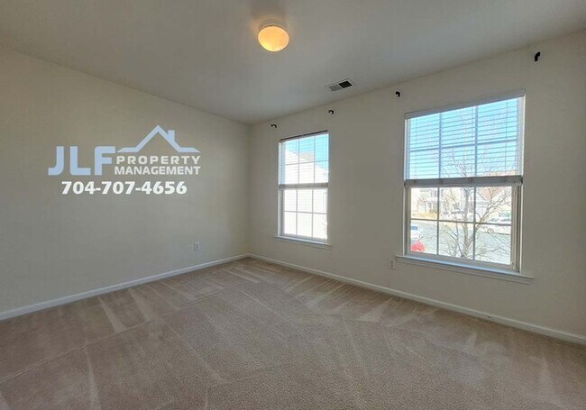 Building Photo - Great 3/2.5 Home in Sought After Charlotte...