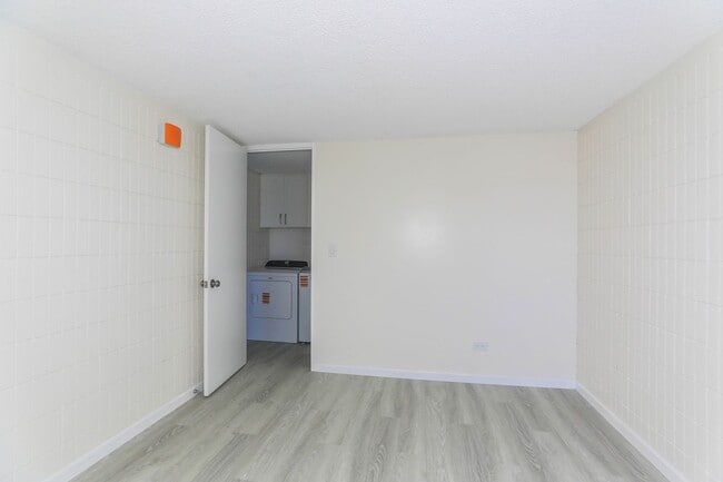 Building Photo - Sunset Lakeview - Fully renovated 3 bedroom, 2 bath on lower floor comes with tandem parking for ...