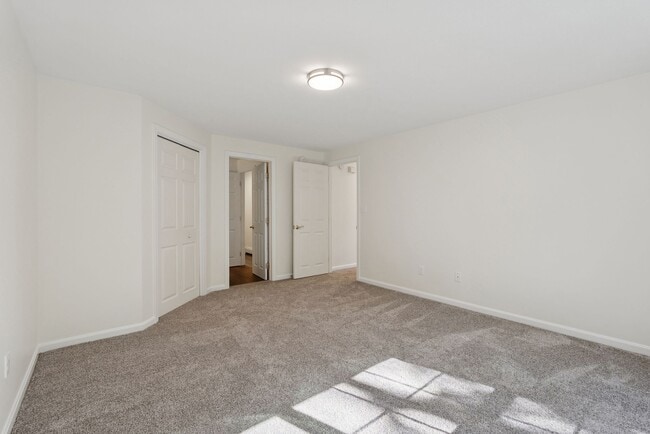 Building Photo - 7 Dunnhill Dr
