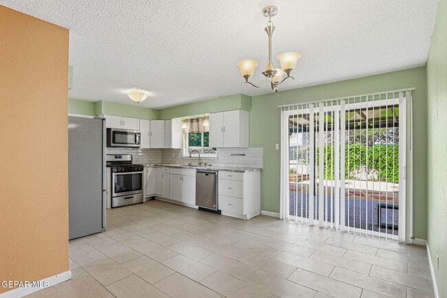 Building Photo - 3020 Wedgewood Dr