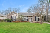 Building Photo - 2027 Townhouse Ln