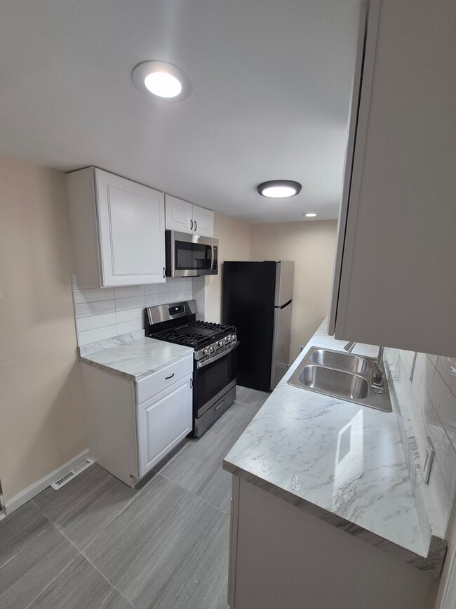 Building Photo - 2210 Greenwich St