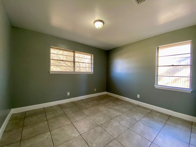 Building Photo - Newly Renovated 3 Bedroom 1.5 Bath Home in...