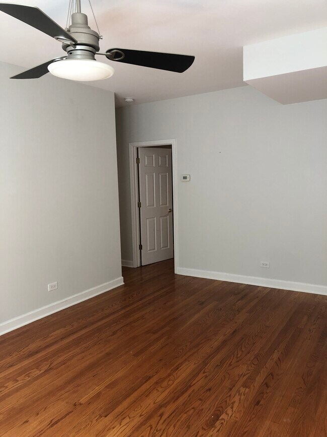 Building Photo - 4849 N Wolcott Ave