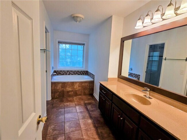 Building Photo - 3060 Glen Wallace Dr