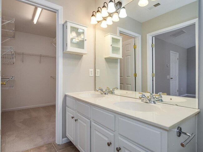 Building Photo - Ballantyne 3 Bedroom Townhome-Perfect Loca...