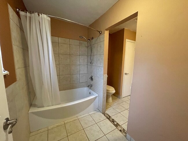 Building Photo - Large 4 bed/2 bath with garage - W. Hamble...