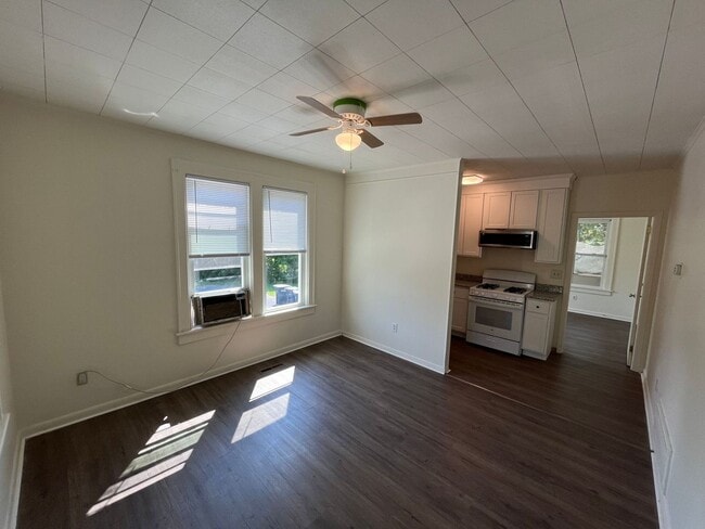Building Photo - Spacious one bedroom 2nd floor apartment - Completely Remodeled!