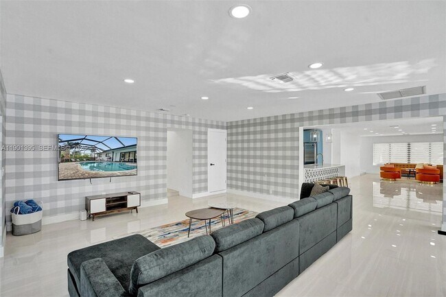 Building Photo - 1141 N North Lake Dr