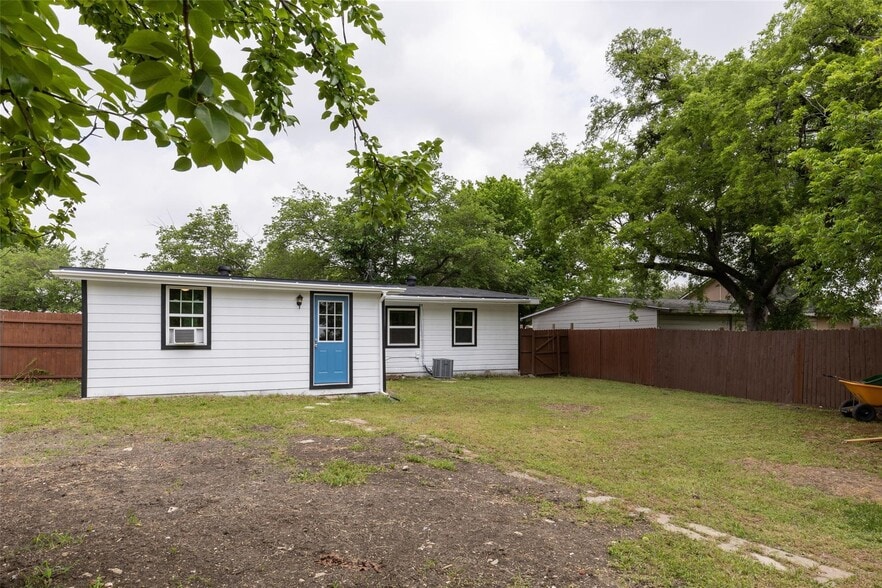 Back yard - 626 Seneca Dr