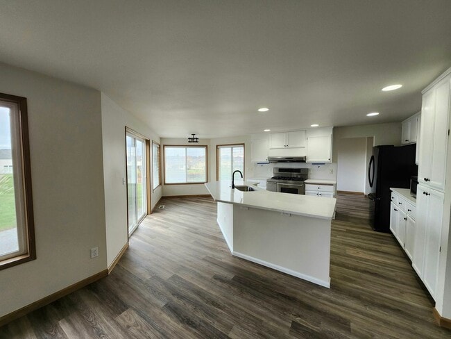 Building Photo - Brand New Updates! 4-Bedroom, 2.5-Bath plus Home Office in Horn Rapids!