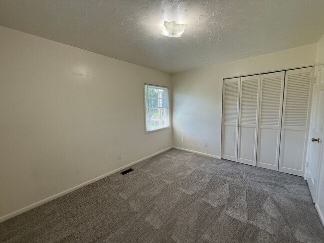 Building Photo - 3 Bedroom 2 Bathroom