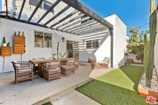 Building Photo - 810 Commonwealth Ave