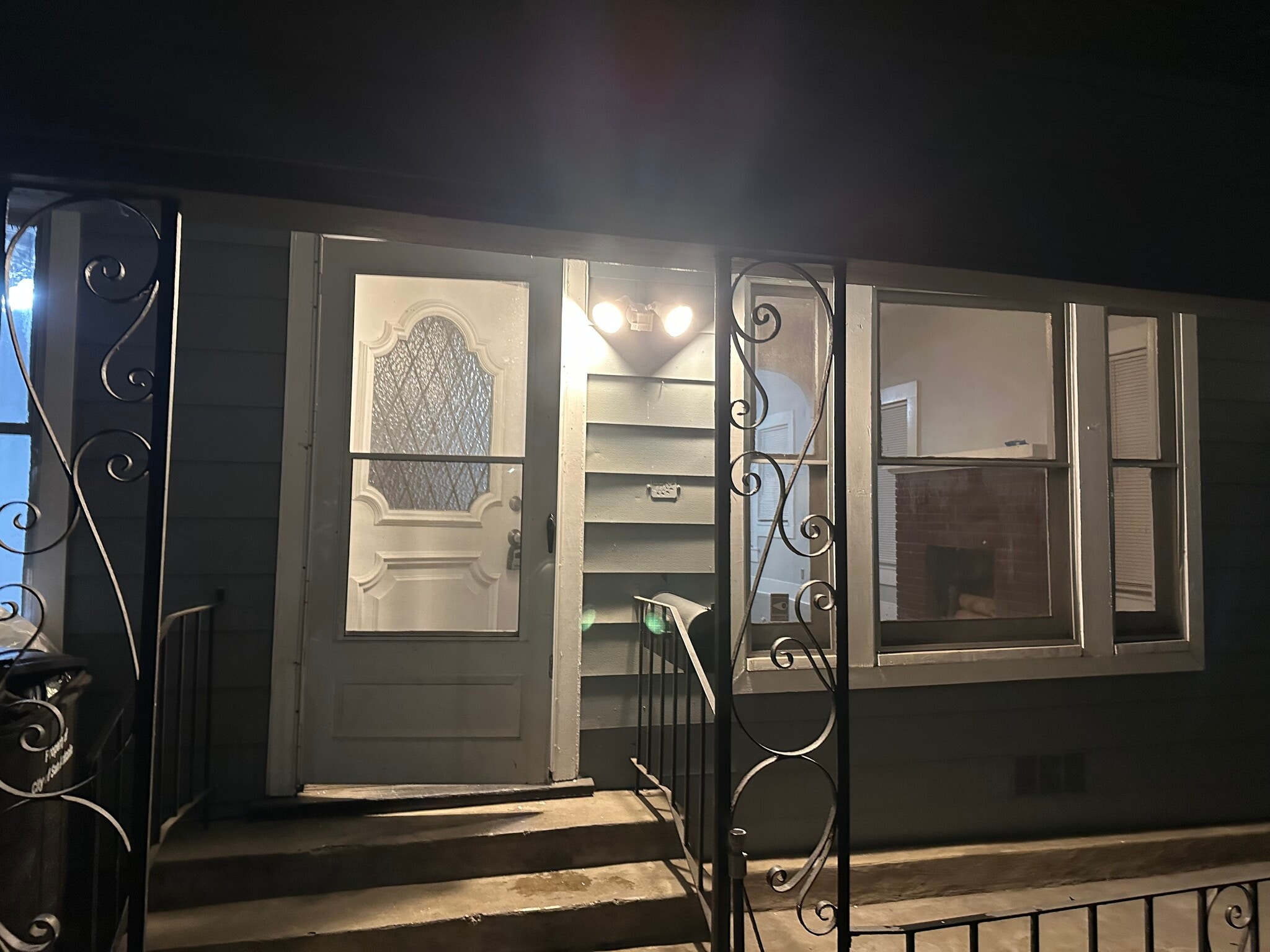 Building Photo - 1118 Santa Anna