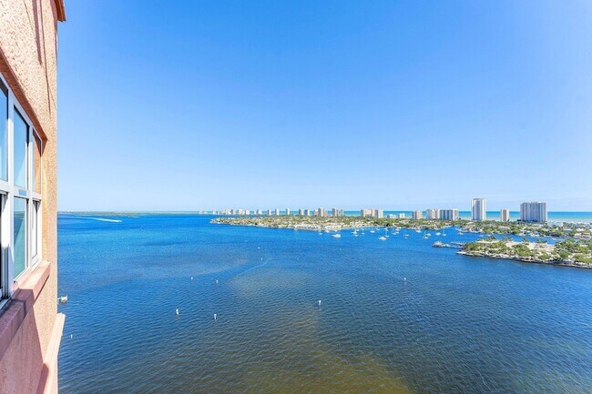 Building Photo - 2640 Lake Shore Dr