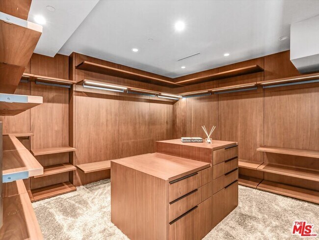 Building Photo - 1724 N Sierra Bonita Ave