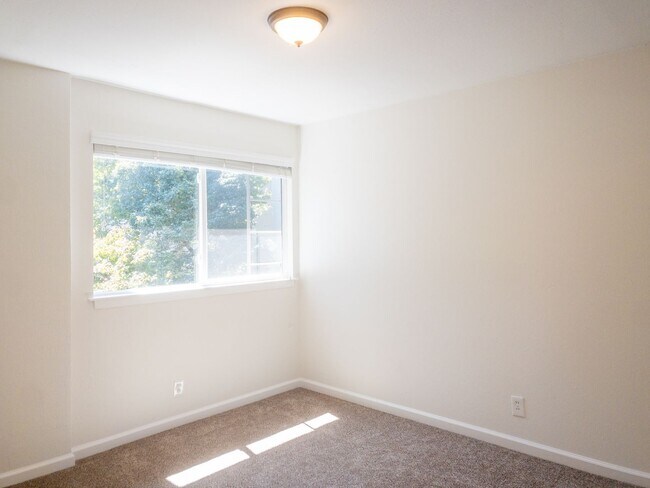 Building Photo - 2BD 1BA Recently Renovated Unit! Parking! PROGRESSIVE