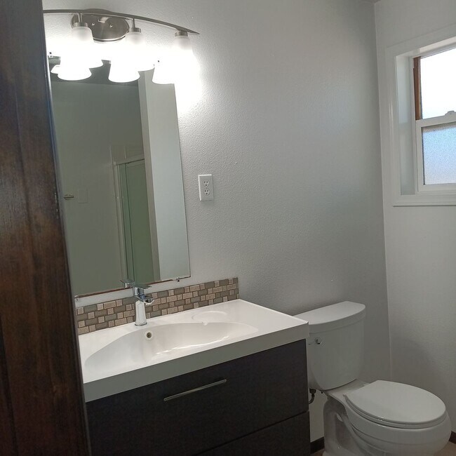 Building Photo - Great Home & Office is Ready for you in Jefferson!