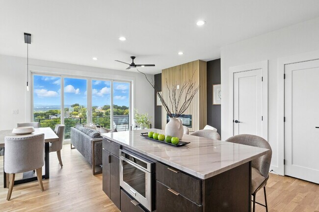 Building Photo - "Spacious 4-Bed, 4-Bath Gem in Nashville -...