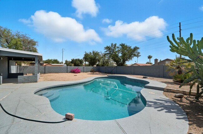 Building Photo - Beautiful Glendale Home With Pool!