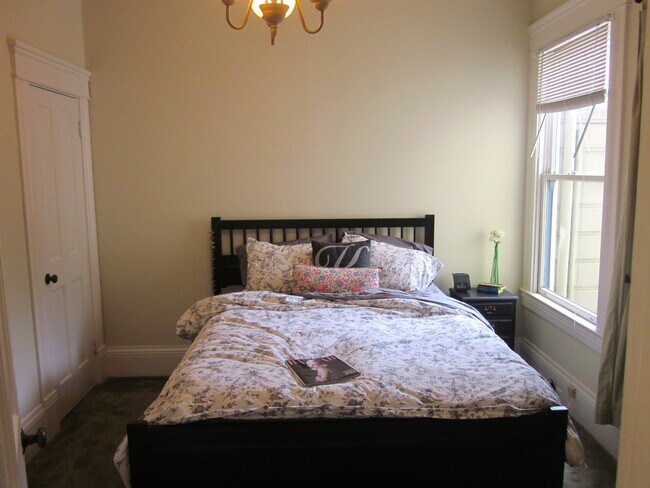 Building Photo - Stunning large Classic Pacific Heights Flat with lots of light, hardwood floors, washer/dryer, gr...