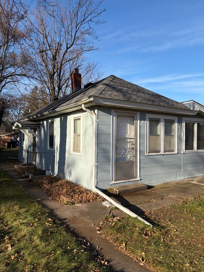 Building Photo - 119 7th Ave NE