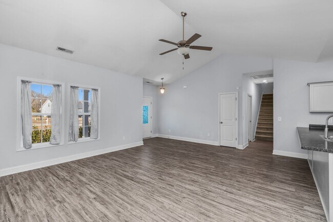 Building Photo - 3 bedroom 2 bathroom with a bonus room