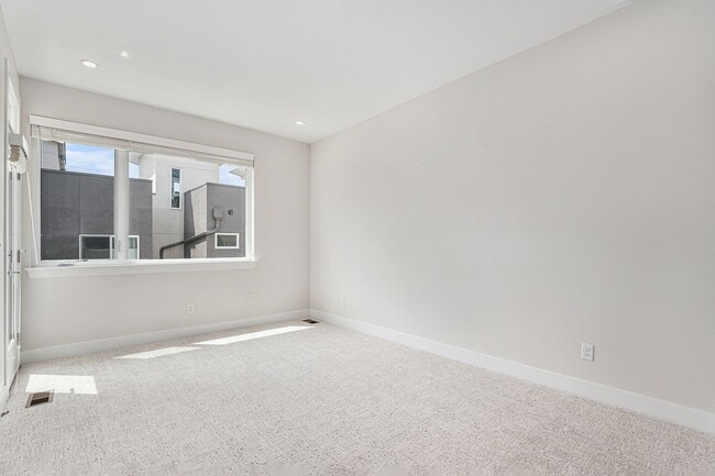 Building Photo - Spacious 3 bedroom home in the heart of Ed...
