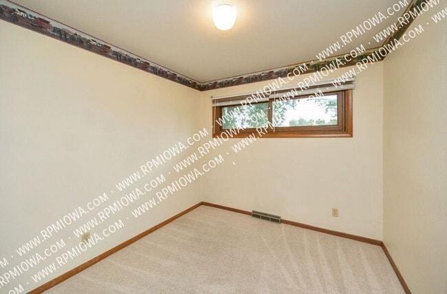 Building Photo - 605 4th Ave