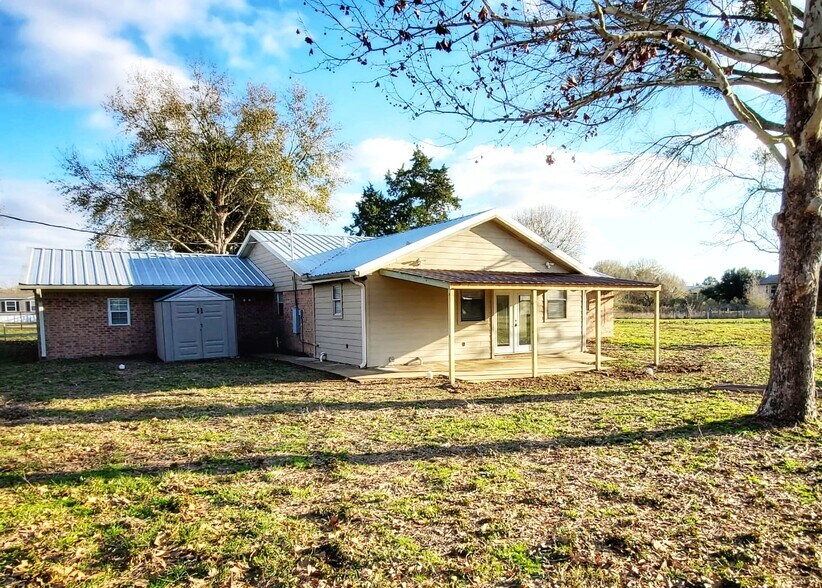 Back of house with 7'x10' storage shed - 37438 Meadowview Dr