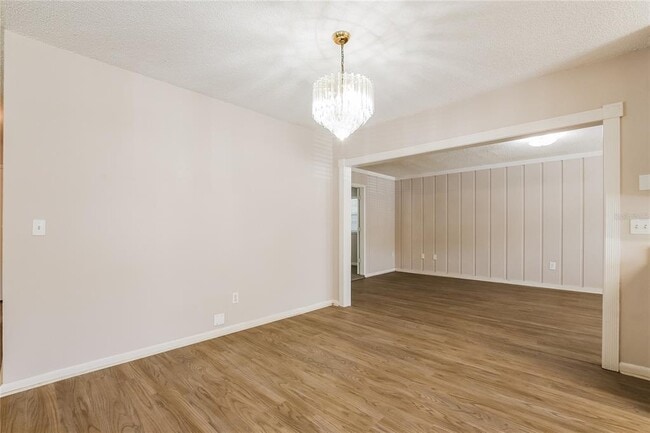 Building Photo - 705 Woodlawn Dr