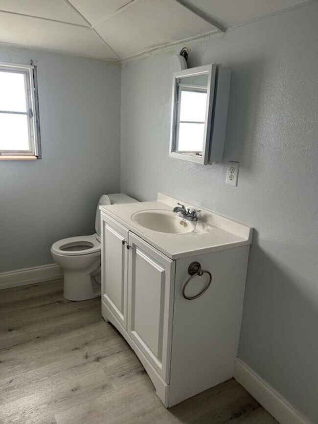 Building Photo - Well maintained 3/2 centrally located and available now!