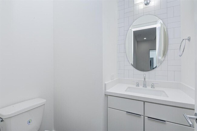 Building Photo - 1123 W 17th St