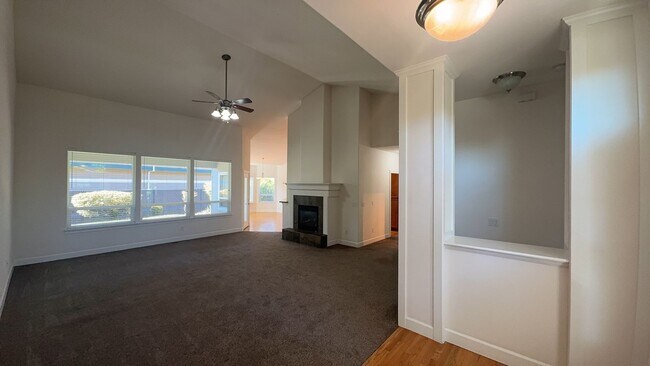 Building Photo - 2 Bed 2 Bath Home