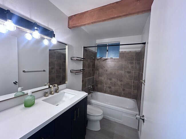 Building Photo - Three Bedroom Two Bathroom Home with Den/Home Office