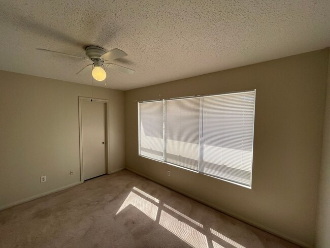 Building Photo - 2 bedroom 1 1/2 bath condominium