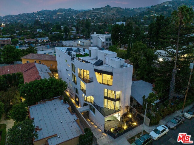 Building Photo - 1533 N Vista St