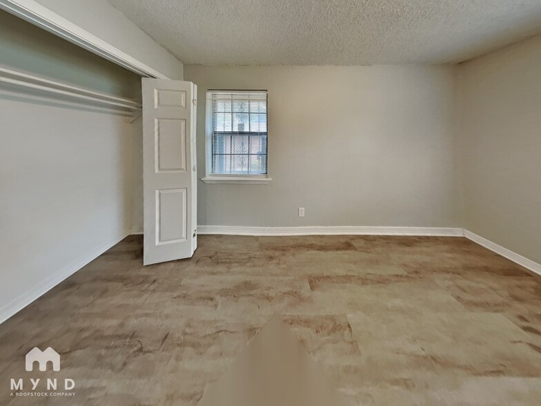 Building Photo - 1729 E Red Bird Ln